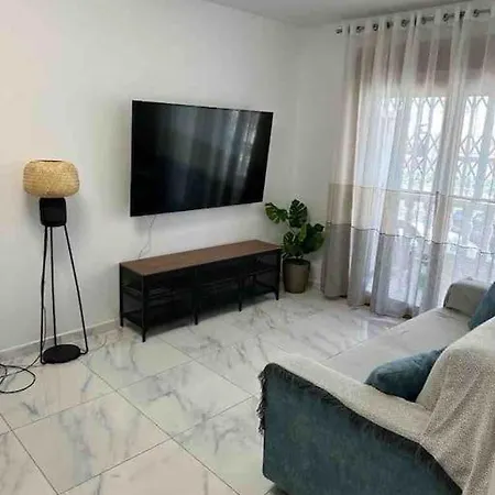современная квартира с бассейном в 100 м от моря Apartment