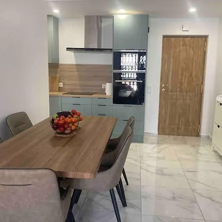 Apartment современная квартира с бассейном в 100 м от моря