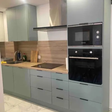 Apartament современная квартира с бассейном в 100 м от моря *